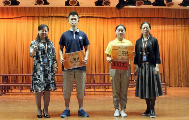 調整大小 11、蘇曉紅主任和張榮霞主任給獲得二等獎的代表隊頒獎.jpg