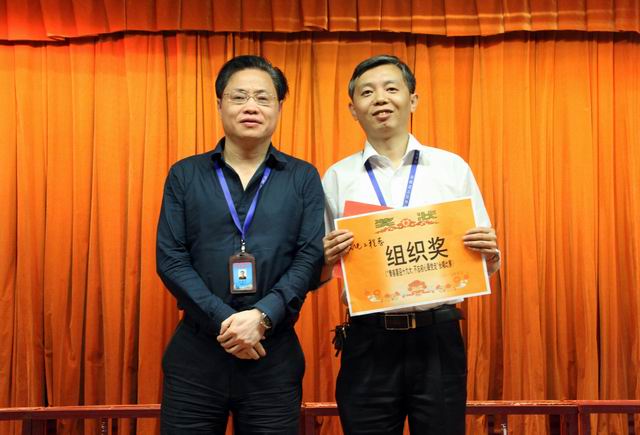 調整大小 9、任建設副院長給機電工程系頒發組織獎.jpg
